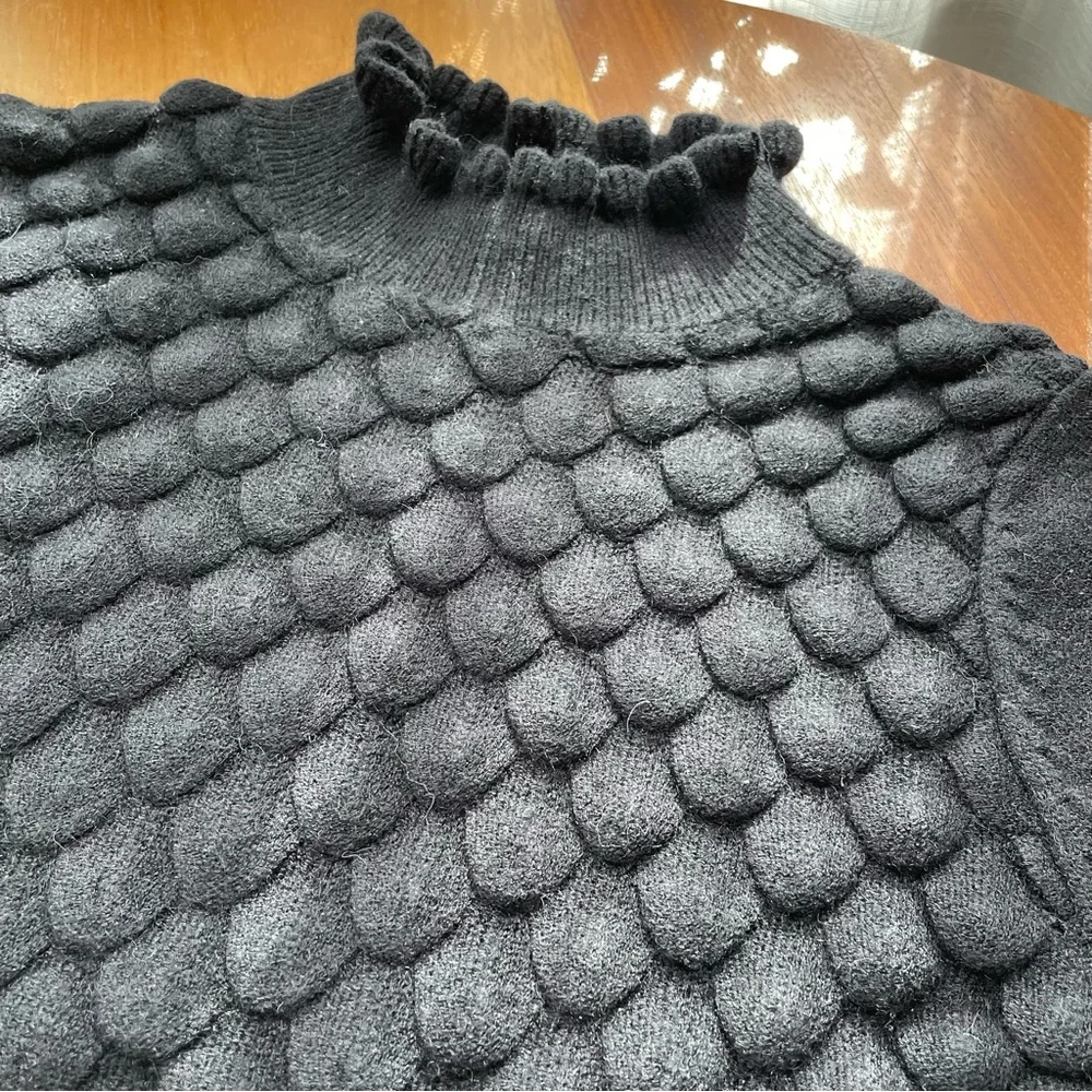 Haight Ashbury XS Cropped 3D Scallop Sweater Black - Picture 3 of 8